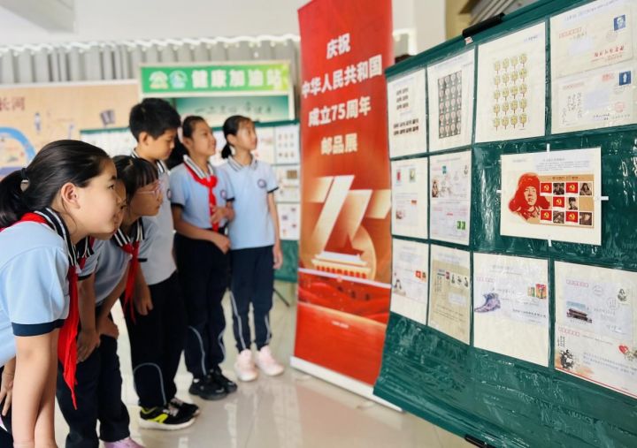 威海市北竹島小學舉行&ldquo;方寸伴我行，祖國在心中&rdquo;紅色主題郵展